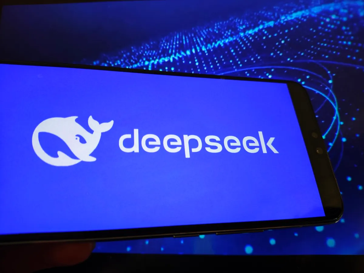 DeepSeek lanza modelo con atención dispersa que reduce los costos de API a la mitad